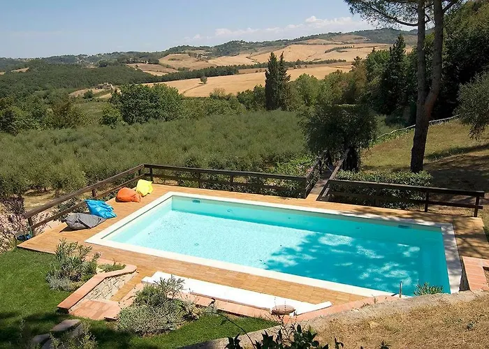 Stunning Country House Overlooking Tuscany Hills